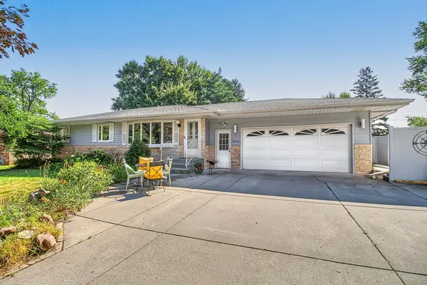 2842 Marion ST, Roseville, MN 55113
