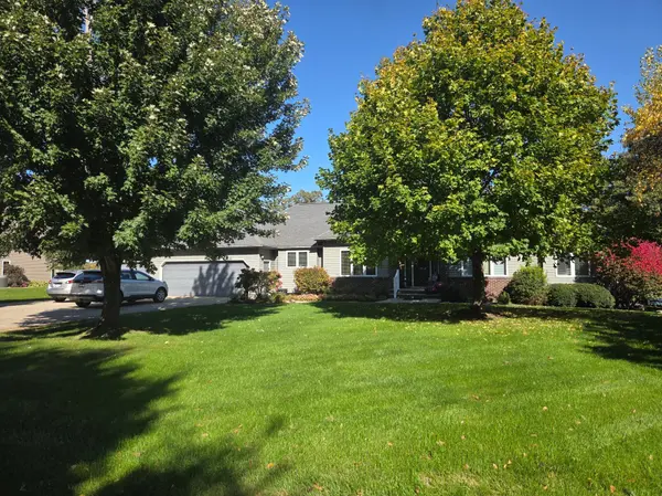 2734 Campus LN, Albert Lea, MN 56007