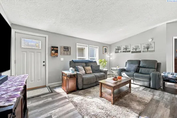 2344 S Buntin Lp, Kennewick, WA 99337