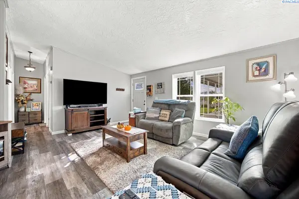 2344 S Buntin Lp, Kennewick, WA 99337
