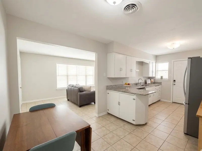 2732 W Jefferson Boulevard, Dallas, TX 75211