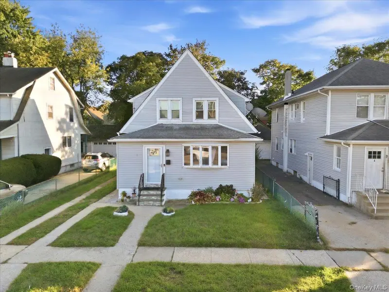 8 Frazier ST, Hempstead, NY 11550