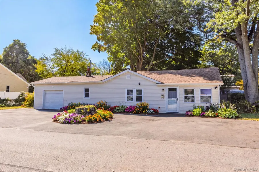 20 Buchanan AVE, Wheatley Heights, NY 11798