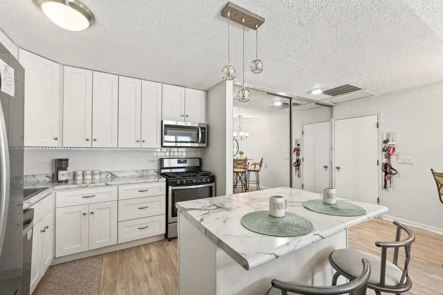 9601 Lonsdale CIR, Minnetonka, MN 55305