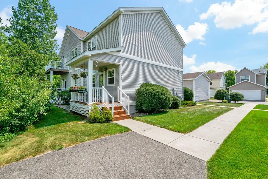 2935 Hemingway DR, Chaska, MN 55318