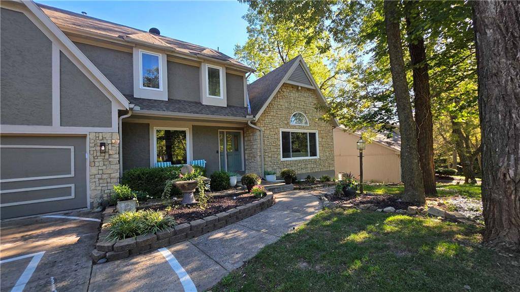8228 NW Weatherby DR, Weatherby Lake, MO 64152