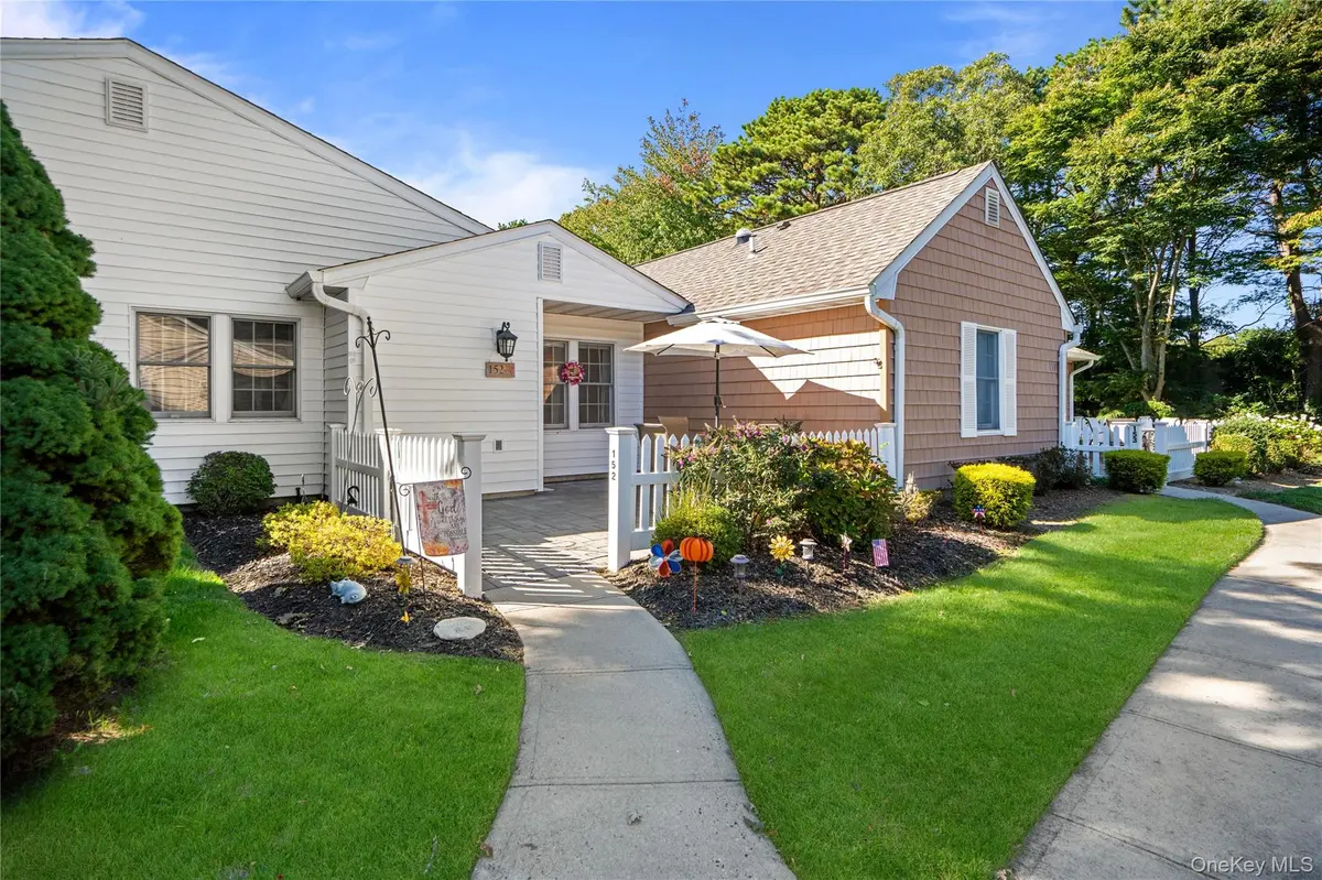 152 Revere DR, Sayville, NY 11782