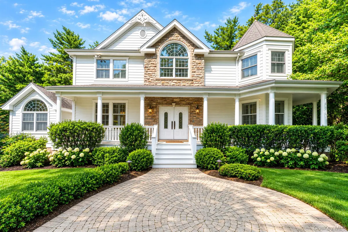 9 Godfrey LN, Huntington, NY 11743
