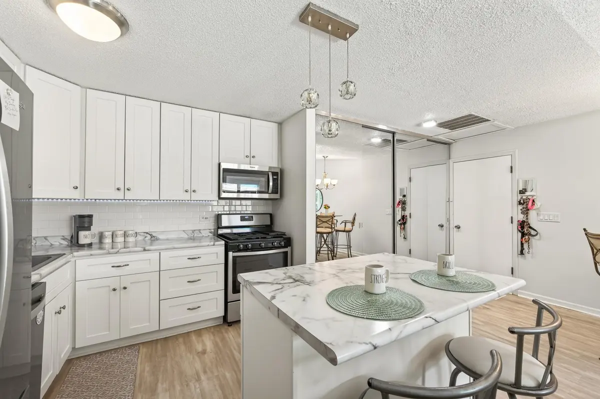9601 Lonsdale CIR, Minnetonka, MN 55305