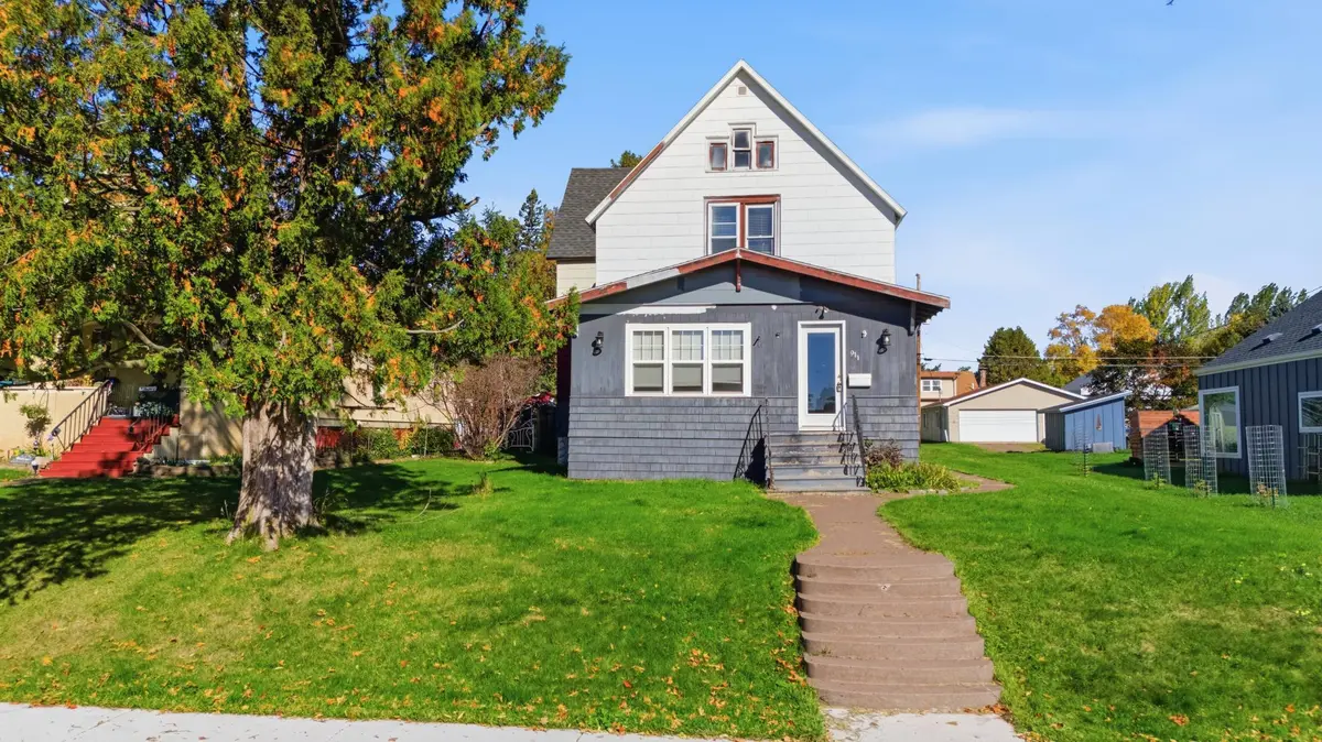911 10th AVE, Two Harbors, MN 55616