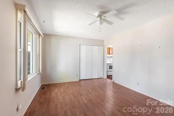 27 Trowbridge LN, Brevard, NC 28712