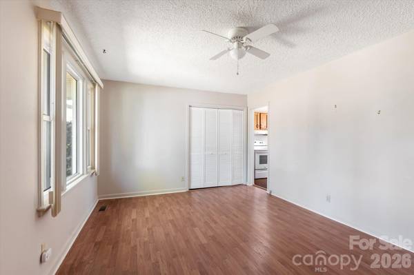 27 Trowbridge LN, Brevard, NC 28712