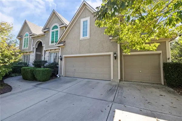 5211 W 164th TER, Overland Park, KS 66085
