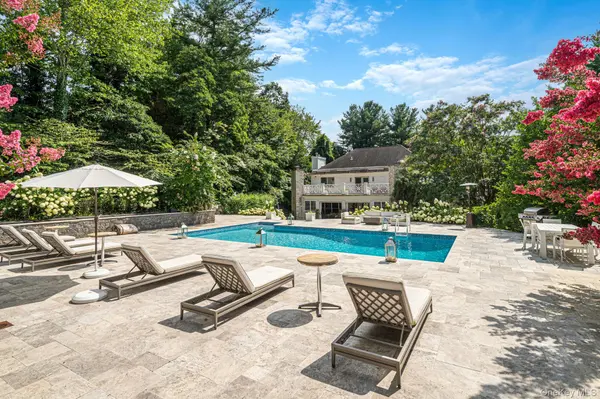 9 Godfrey LN, Huntington, NY 11743