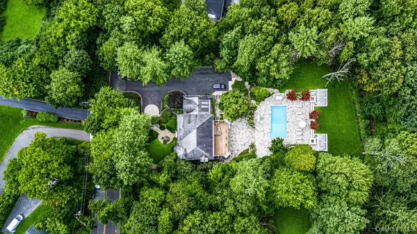 9 Godfrey LN, Huntington, NY 11743