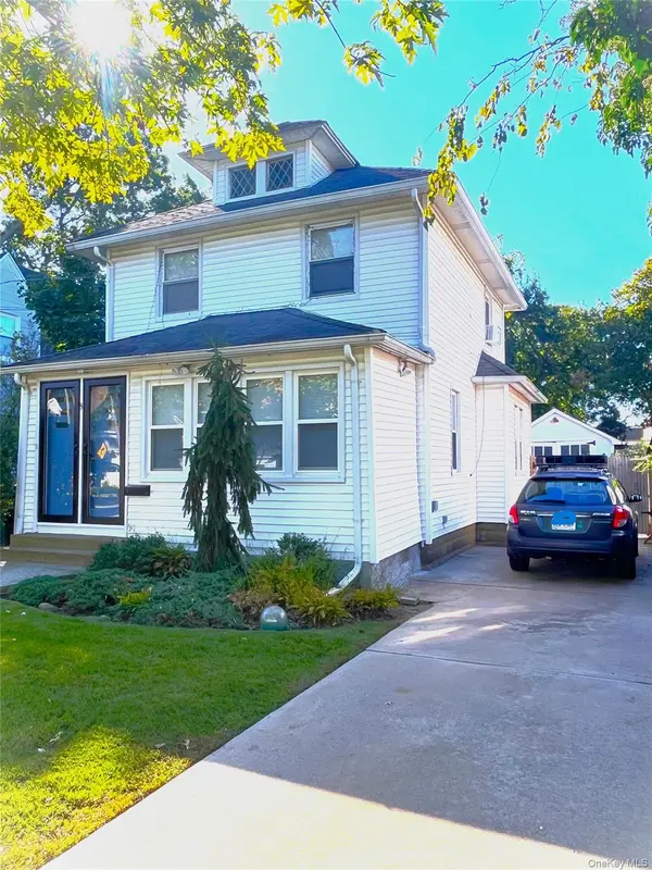8 Saint Nicholas ST, Lynbrook, NY 11563