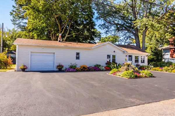 20 Buchanan AVE, Wheatley Heights, NY 11798