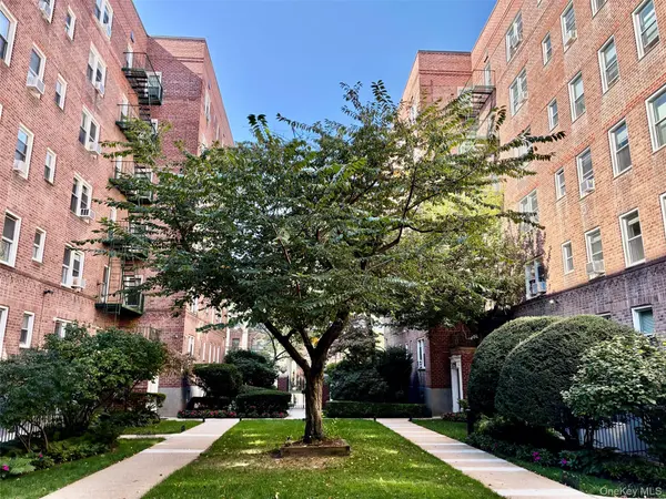 34 Cathedral AVE #2E, Hempstead, NY 11550