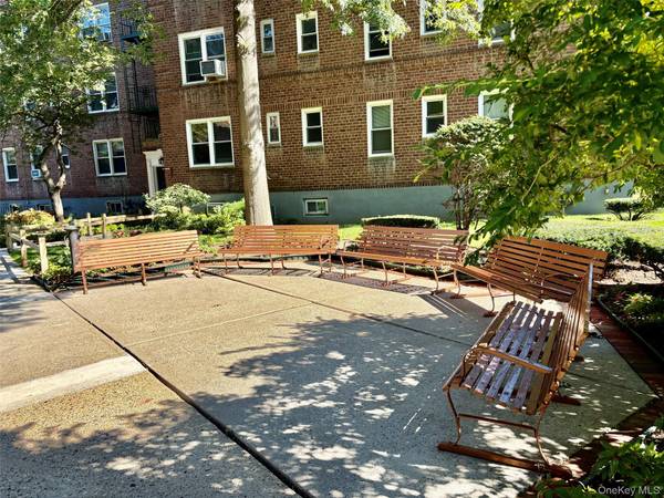 34 Cathedral AVE #2E, Hempstead, NY 11550