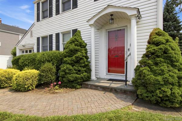 118 Magnolia, Westbury, NY 11590