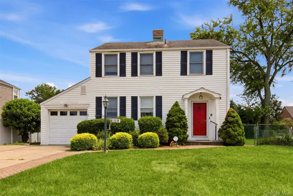118 Magnolia, Westbury, NY 11590