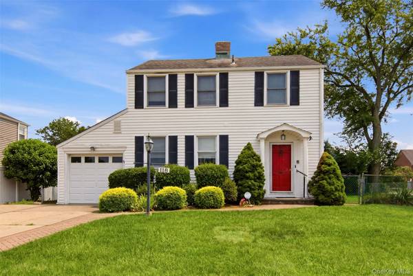 118 Magnolia, Westbury, NY 11590