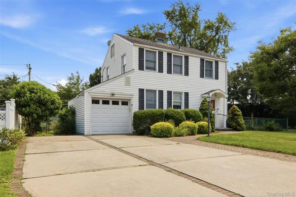 118 Magnolia, Westbury, NY 11590