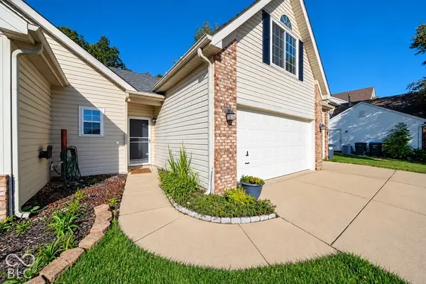 1142 Crestwood DR, Greenwood, IN 46143