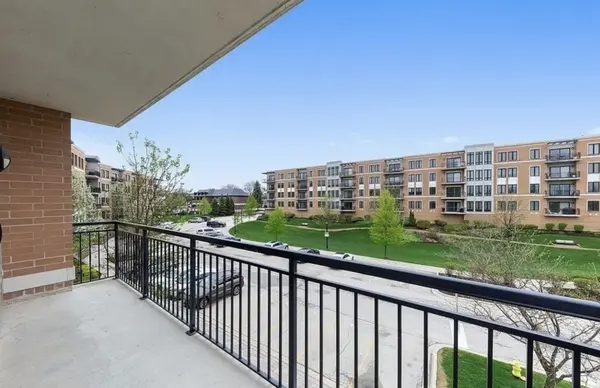 145 S York ST #328, Elmhurst, IL 60126