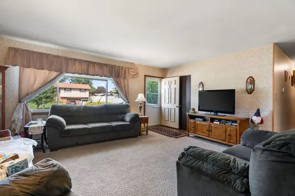 423 Stratford LN, Schererville, IN 46375