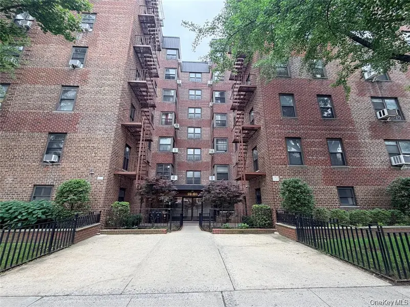 91-08 32 AVE #E308, East Elmhurst, NY 11369