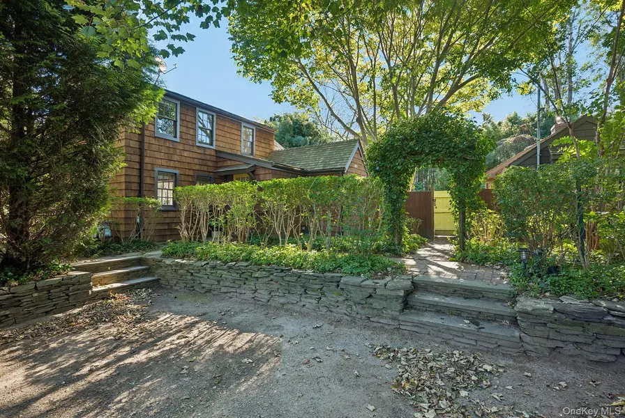 48 Accabonac RD, East Hampton, NY 11937