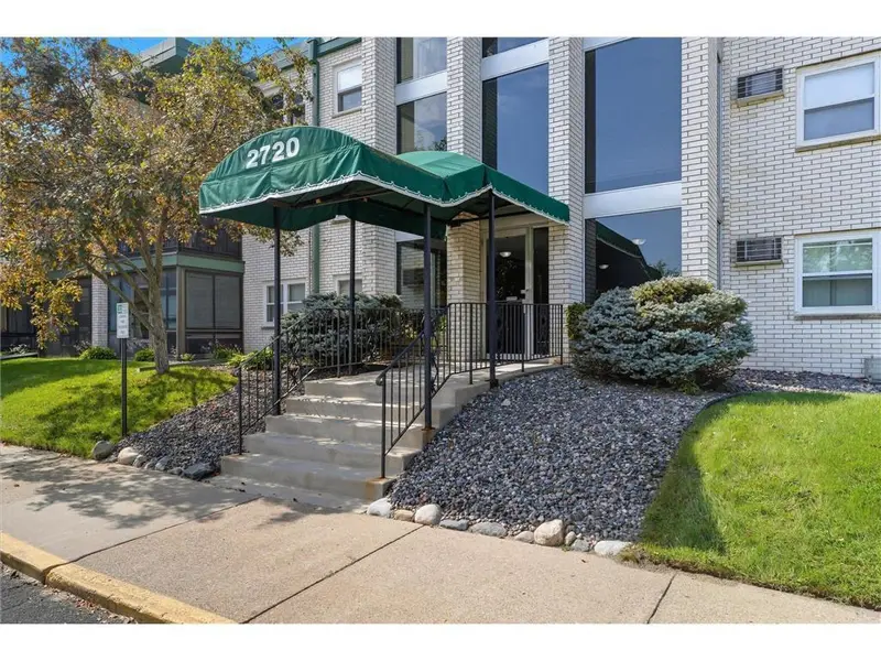 2720 Dale ST N #C113, Roseville, MN 55113