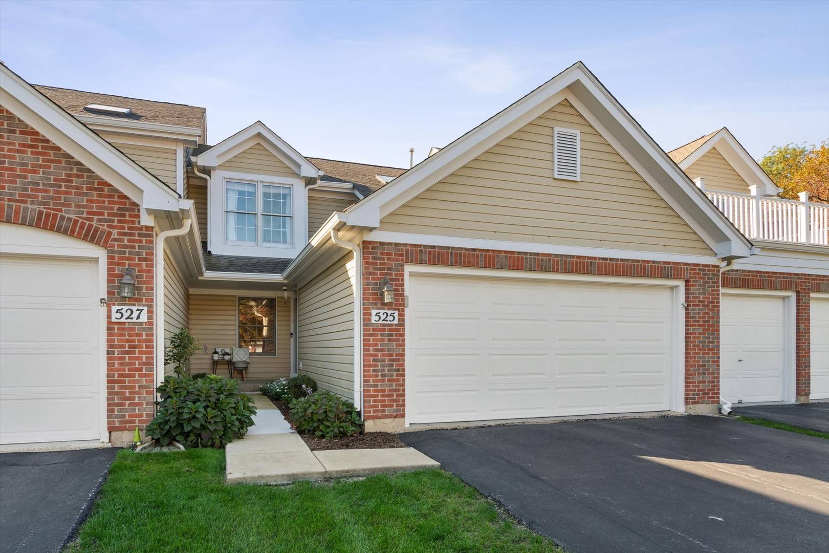 525 Bradbury LN, Geneva, IL 60134