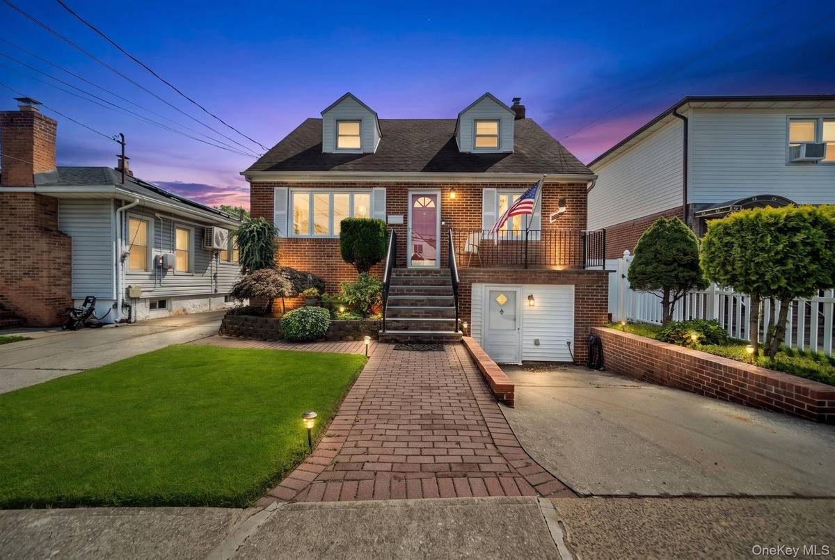 262-08 86th AVE, Floral Park, NY 11001