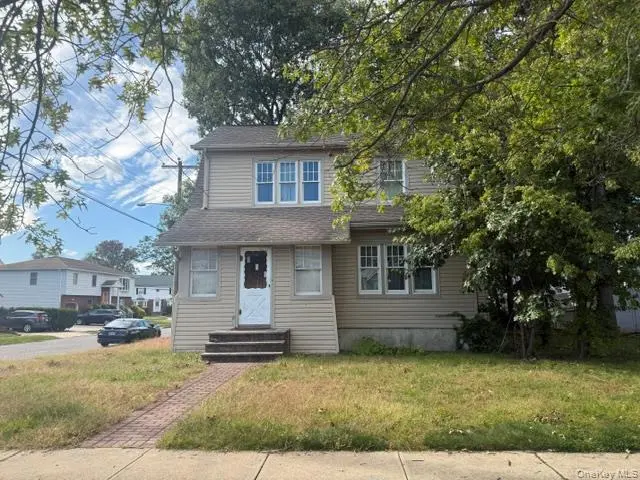 186 Rockaway Pkwy, Valley Stream, NY 11580