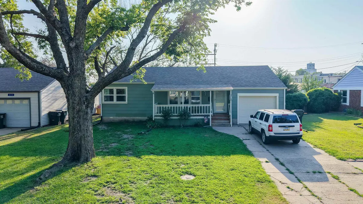 215 Spruce, Halstead, KS 67056