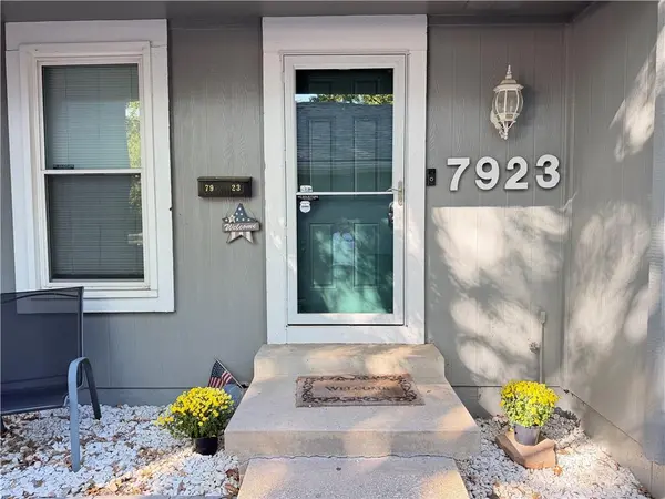 7923 Colony LN, Lenexa, KS 66215