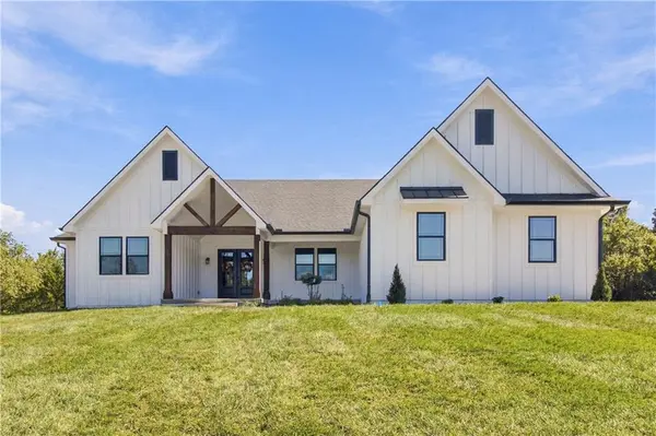 36401 E Bynum Spur RD #E, Lone Jack, MO 64070