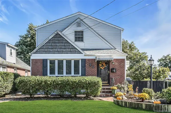 24 Fieldston ST, Westbury, NY 11590