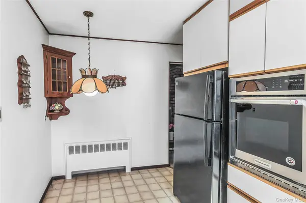 24 Fieldston ST, Westbury, NY 11590