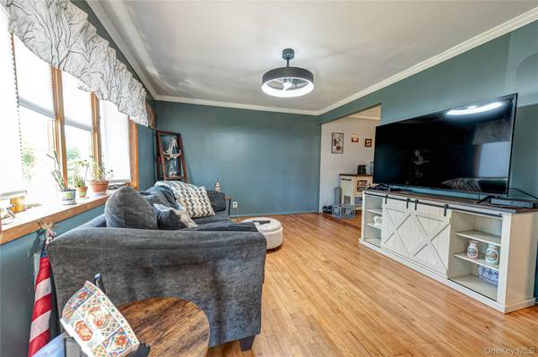 9 PO LN, Hicksville, NY 11801