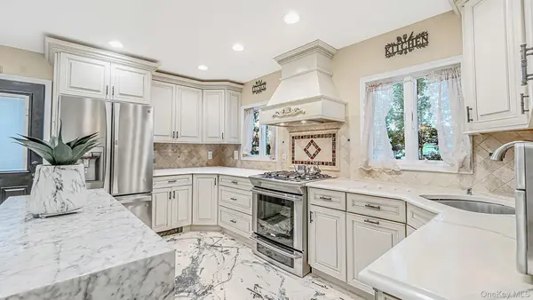 26 Glen LN, Kings Park, NY 11754