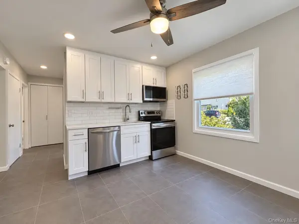 55 Acre LN, Hicksville, NY 11801