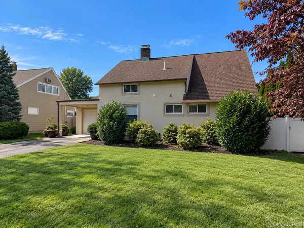 55 Acre LN, Hicksville, NY 11801