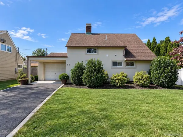 55 Acre LN, Hicksville, NY 11801
