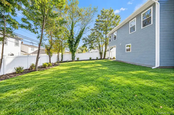 110 Bayberry LN, Levittown, NY 11756