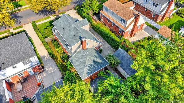 135 Sperry BLVD, New Hyde Park, NY 11040