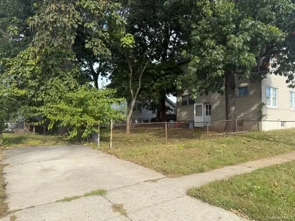 186 Rockaway Pkwy, Valley Stream, NY 11580