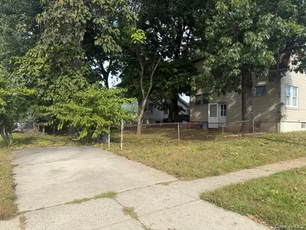 186 Rockaway Pkwy, Valley Stream, NY 11580
